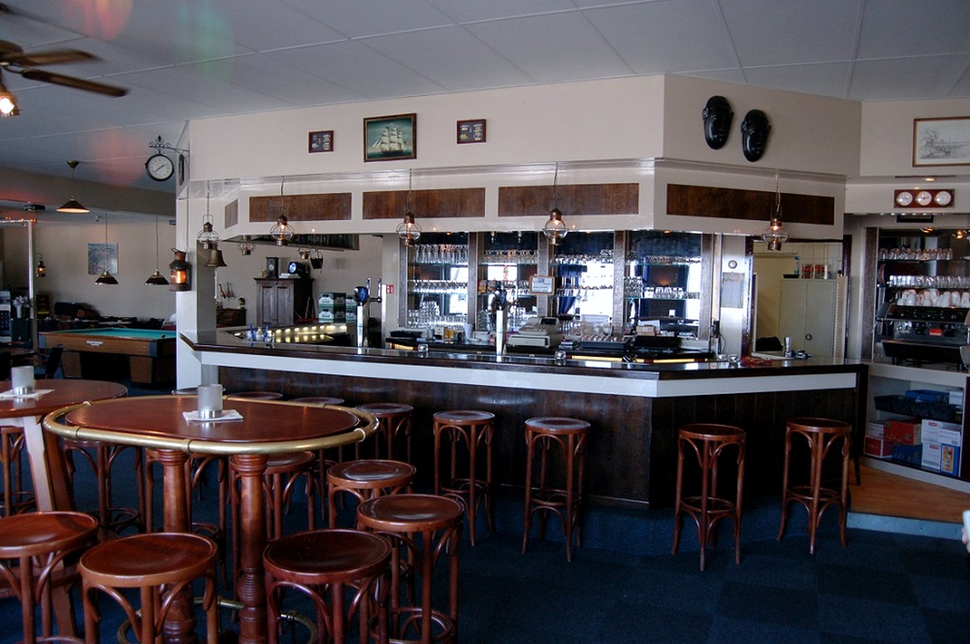 Kantine en bar met uitzicht op de haven