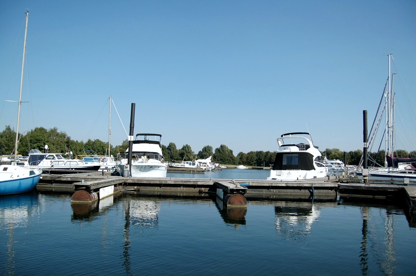 Steigers met ligplaatsen aan het water